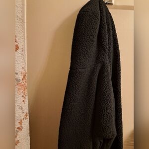 G.I.L.I. Women's Top SIze Petite  M/L The Lounger Oversized Sherpa Hoodie Black